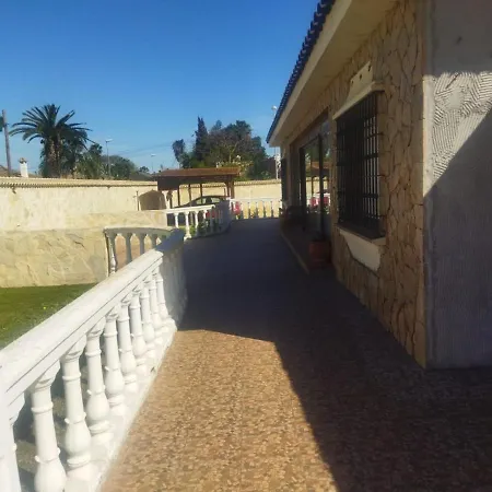 Chalet Con Encanto Y Piscina Villa