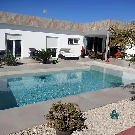 Villa Spacious With Pool In