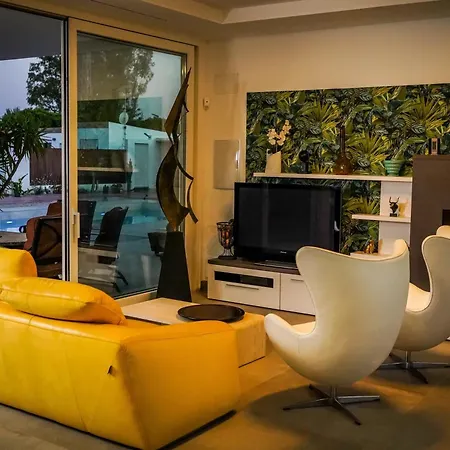 Spacious With Pool In