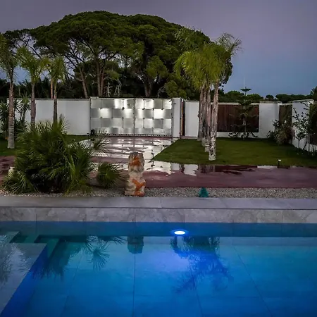 Spacious With Pool In