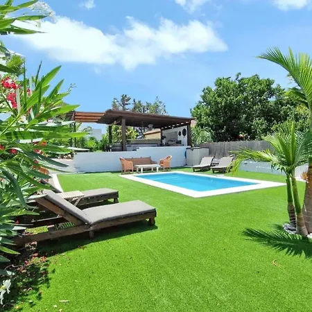 Villa Soleada: Chiclana Retreat With Private Pool