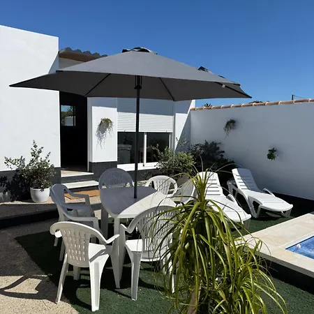 Con Piscina Y Jardin Holiday home *
