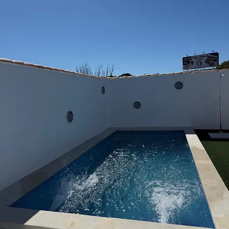Con Piscina Y Jardin Holiday home *